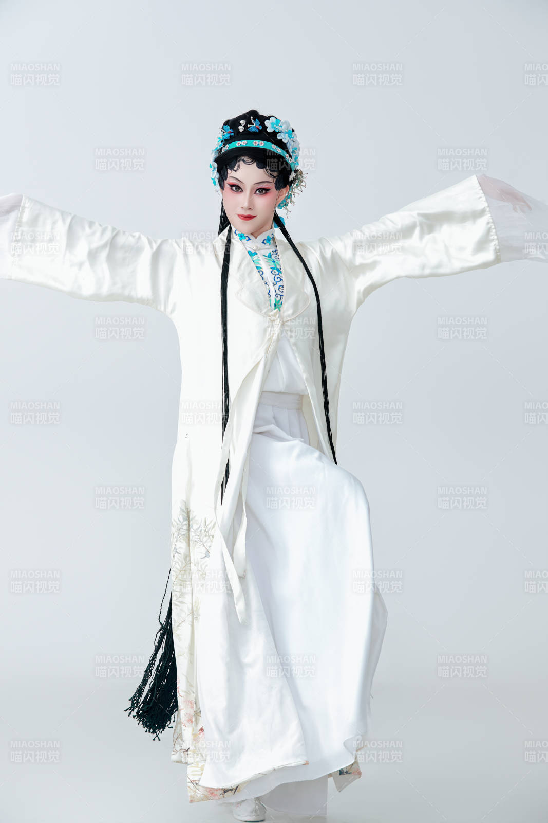 白色背景下传统戏曲越剧装扮的亚洲美女