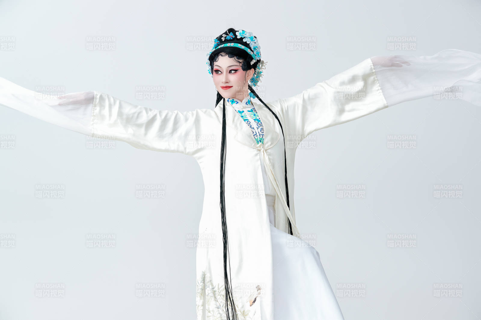 白色背景下传统戏曲越剧装扮的亚洲美女