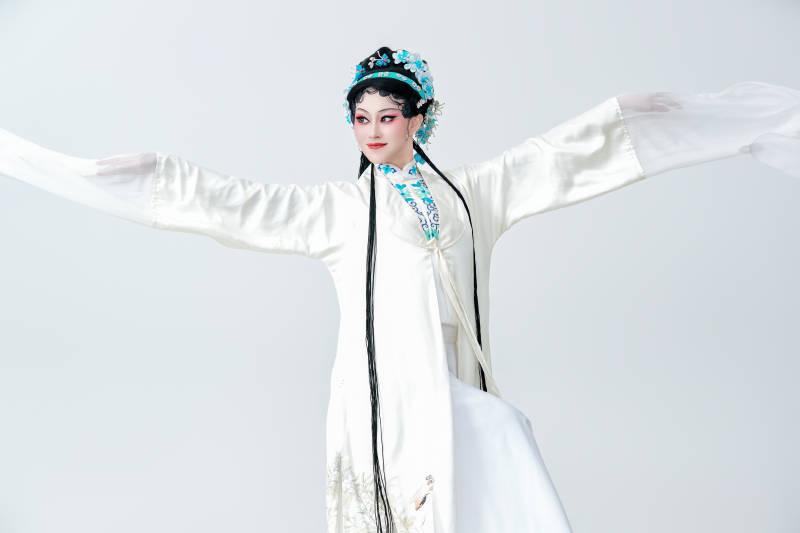 白色背景下传统戏曲越剧装扮的亚洲美女