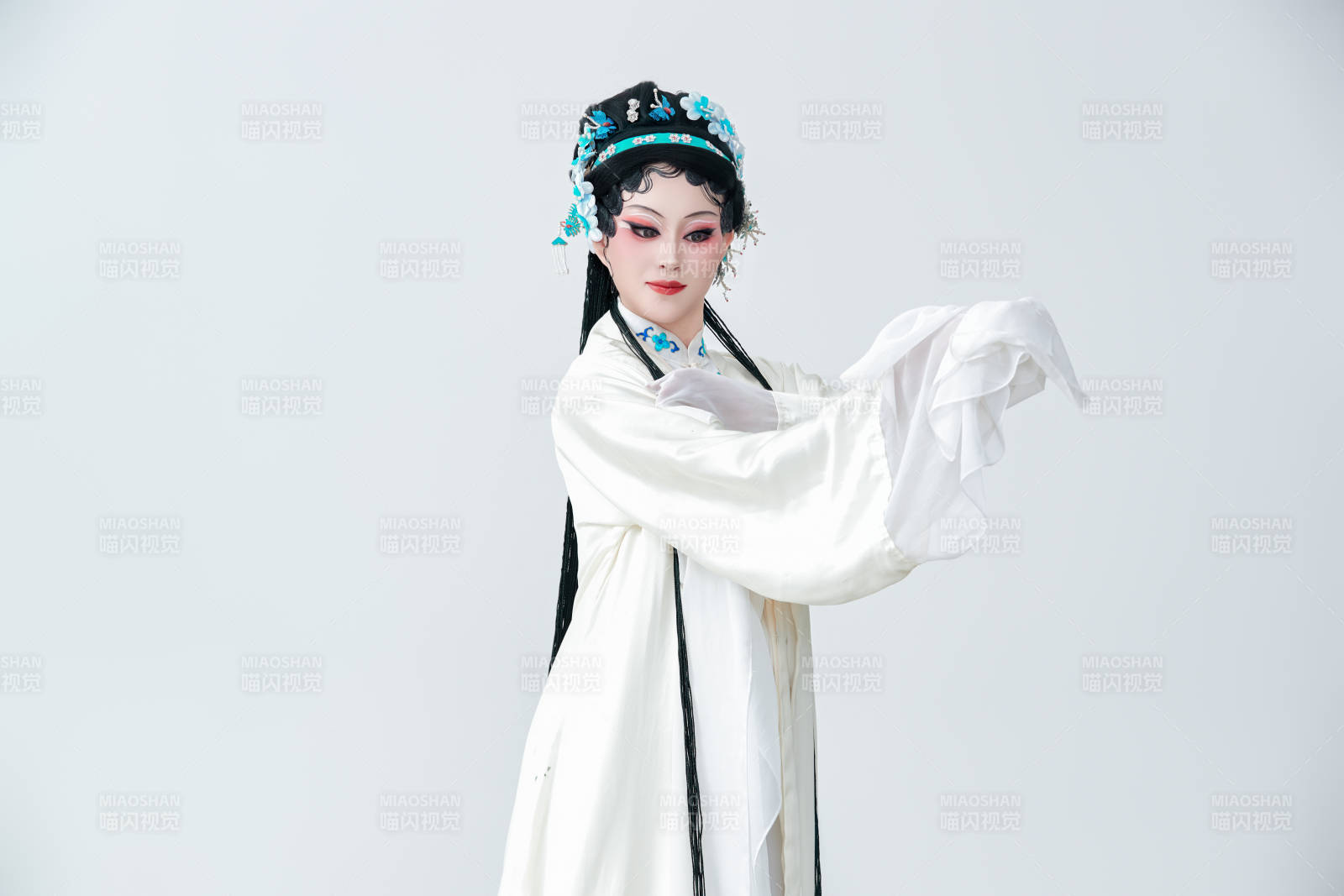 白色背景下传统戏曲越剧装扮的亚洲美女