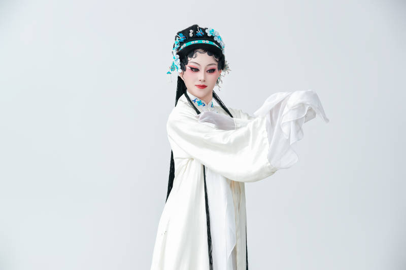 白色背景下传统戏曲越剧装扮的亚洲美女