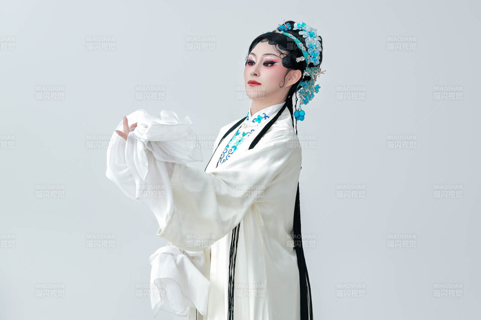 白色背景下傳統戲曲越劇裝扮的亞洲美女