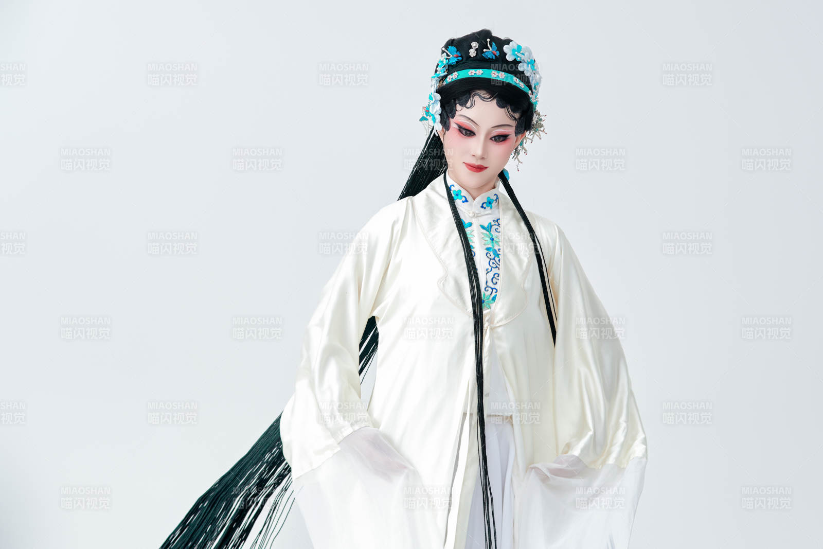 白色背景下传统戏曲越剧装扮的亚洲美女