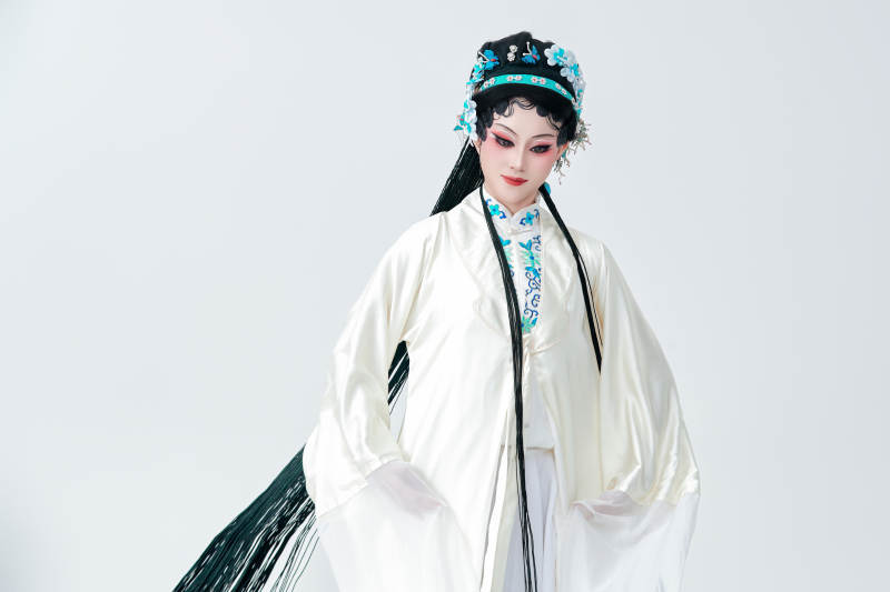 白色背景下传统戏曲越剧装扮的亚洲美女