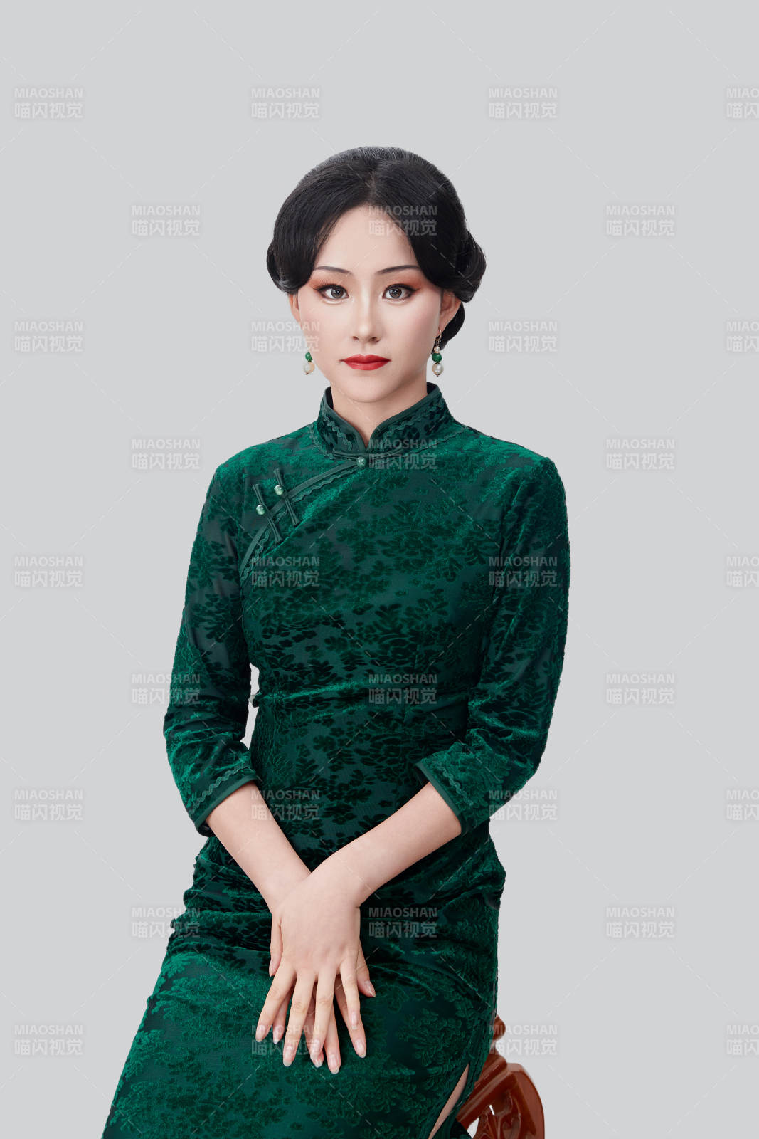 身着传统中式旗袍的亚洲美女