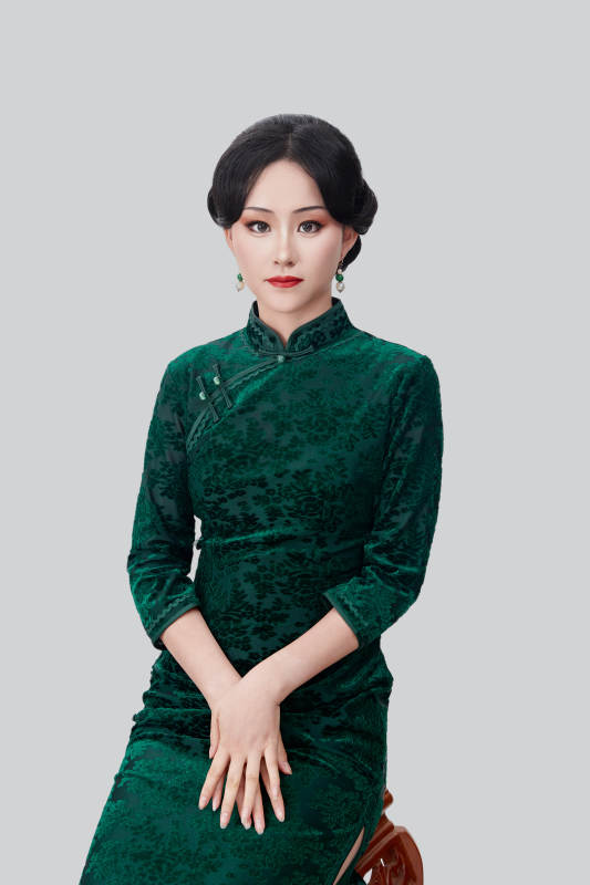 身着传统中式旗袍的亚洲美女