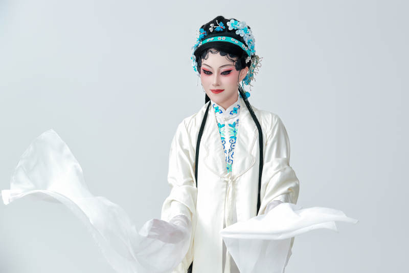 白色背景下传统戏曲越剧装扮的亚洲美女