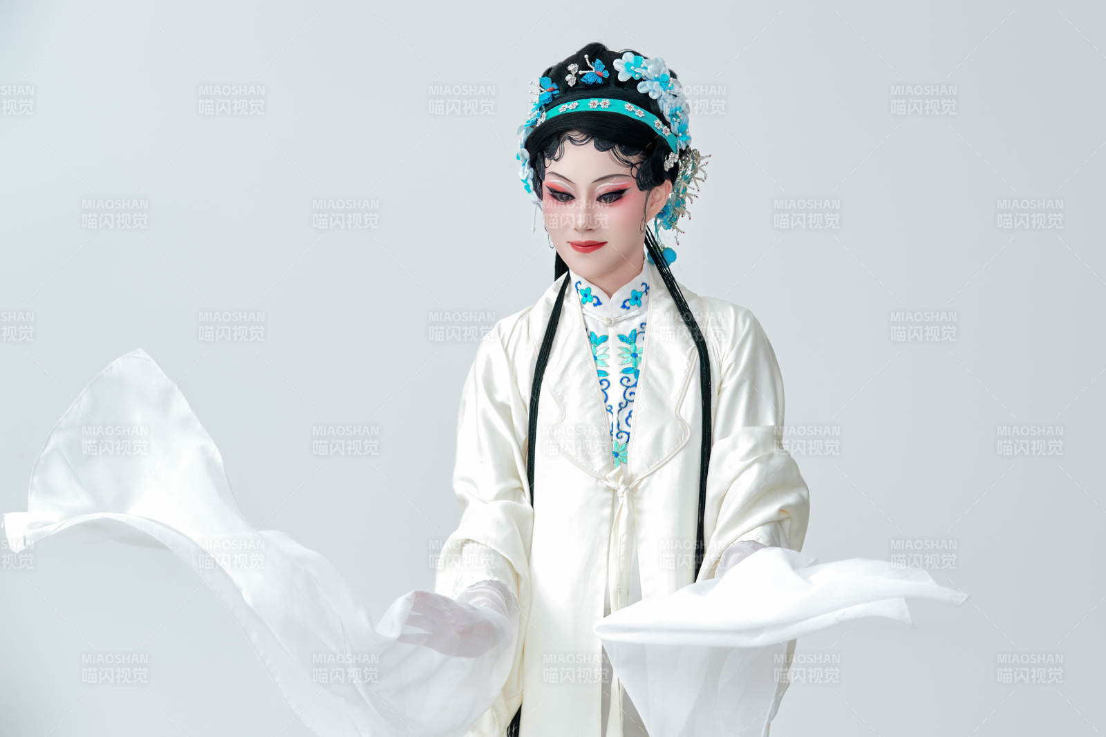 白色背景下传统戏曲越剧装扮的亚洲美女