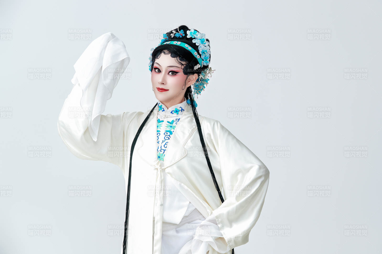 白色背景下传统戏曲越剧装扮的亚洲美女