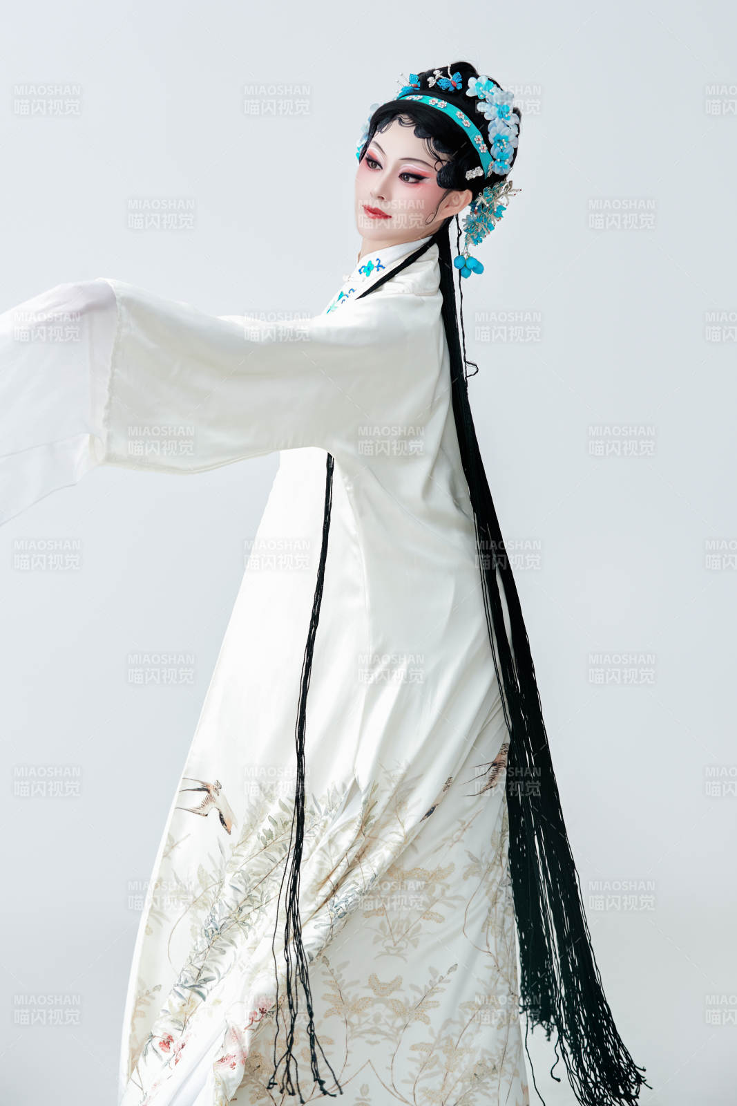 白色背景下传统戏曲越剧装扮的亚洲美女