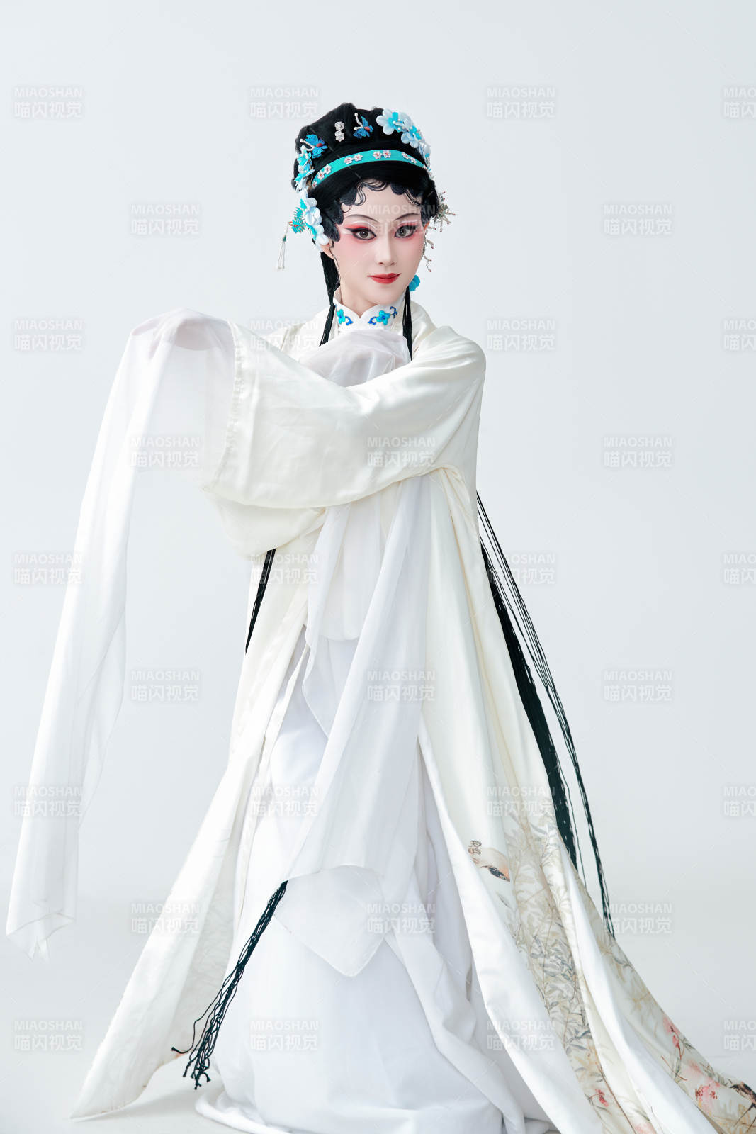 白色背景下传统戏曲越剧装扮的亚洲美女