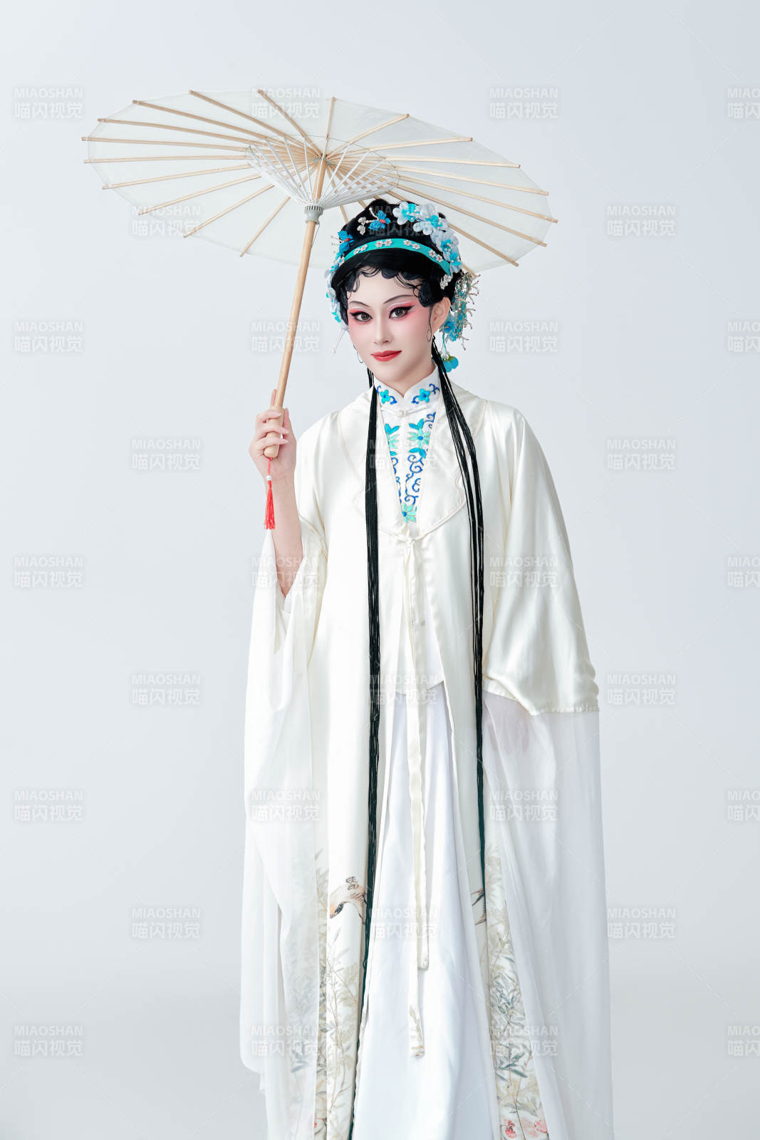 手持油纸伞身穿传统戏曲装扮的亚洲美女