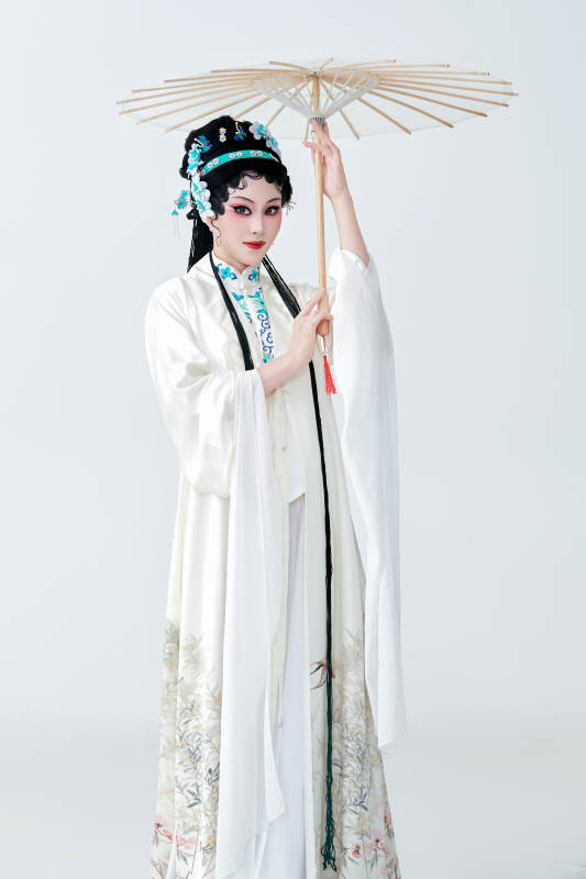 手持油纸伞身穿传统戏曲装扮的亚洲美女