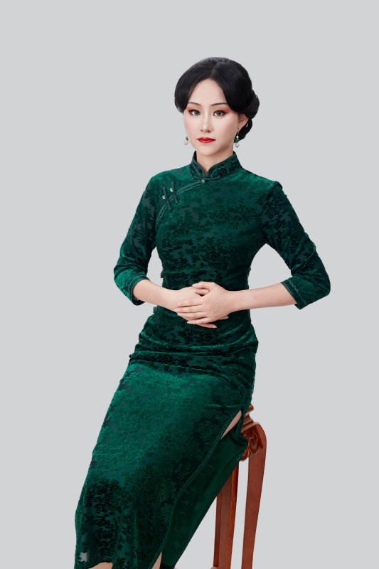 身着传统中式旗袍的亚洲美女