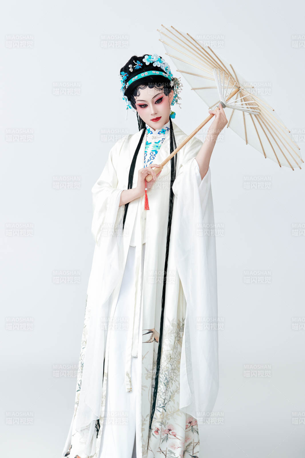 手持油紙傘身穿傳統戲曲裝扮的亞洲美女