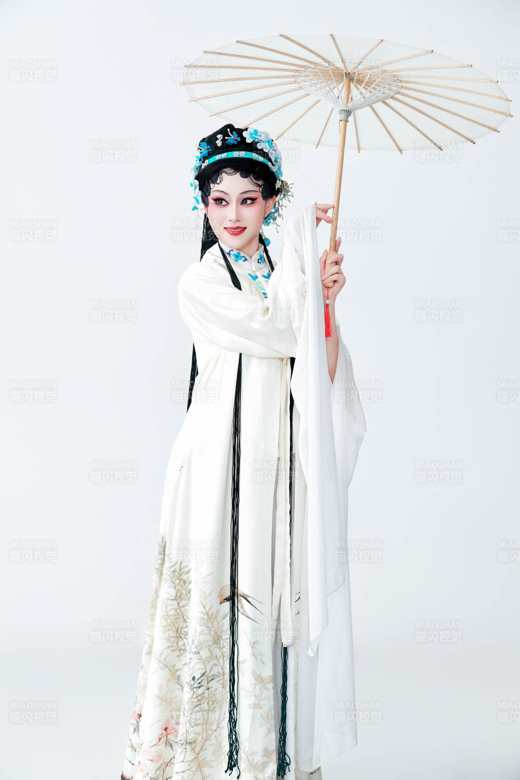 手持油紙傘身穿傳統戲曲裝扮的亞洲美女