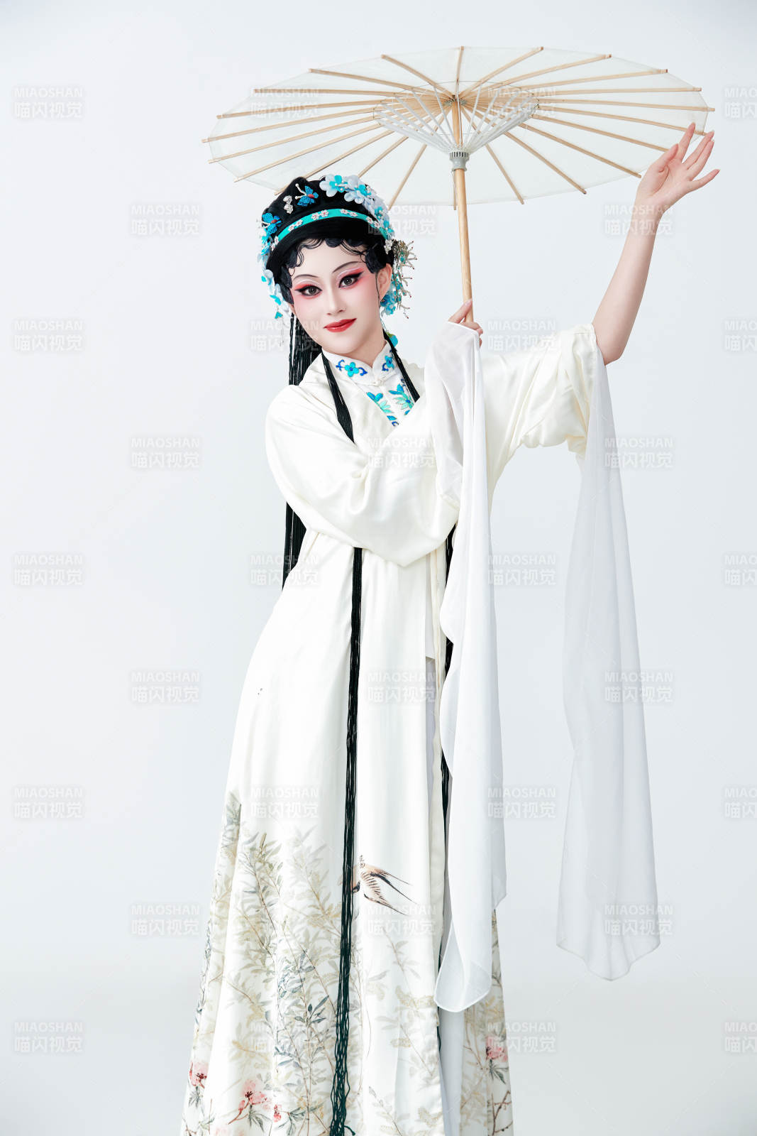 手持油纸伞身穿传统戏曲装扮的亚洲美女