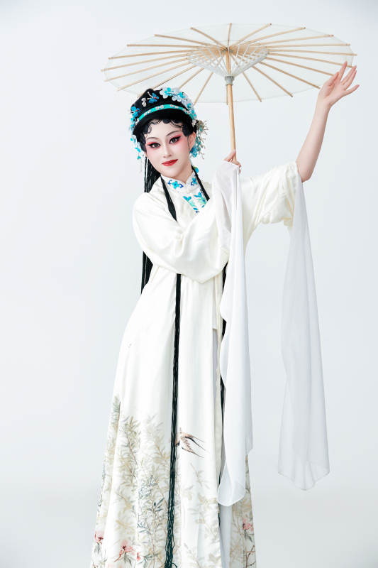 手持油纸伞身穿传统戏曲装扮的亚洲美女