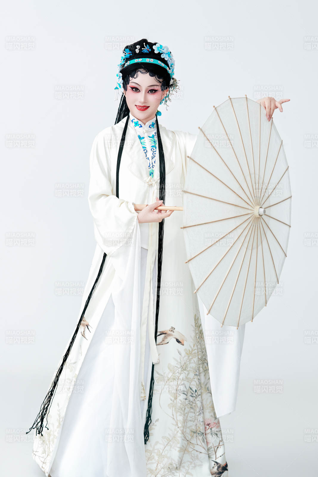 手持油紙傘身穿傳統戲曲裝扮的亞洲美女