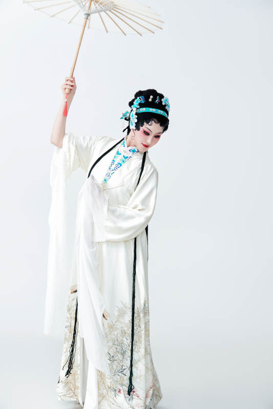 手持油纸伞身穿传统戏曲装扮的亚洲美女