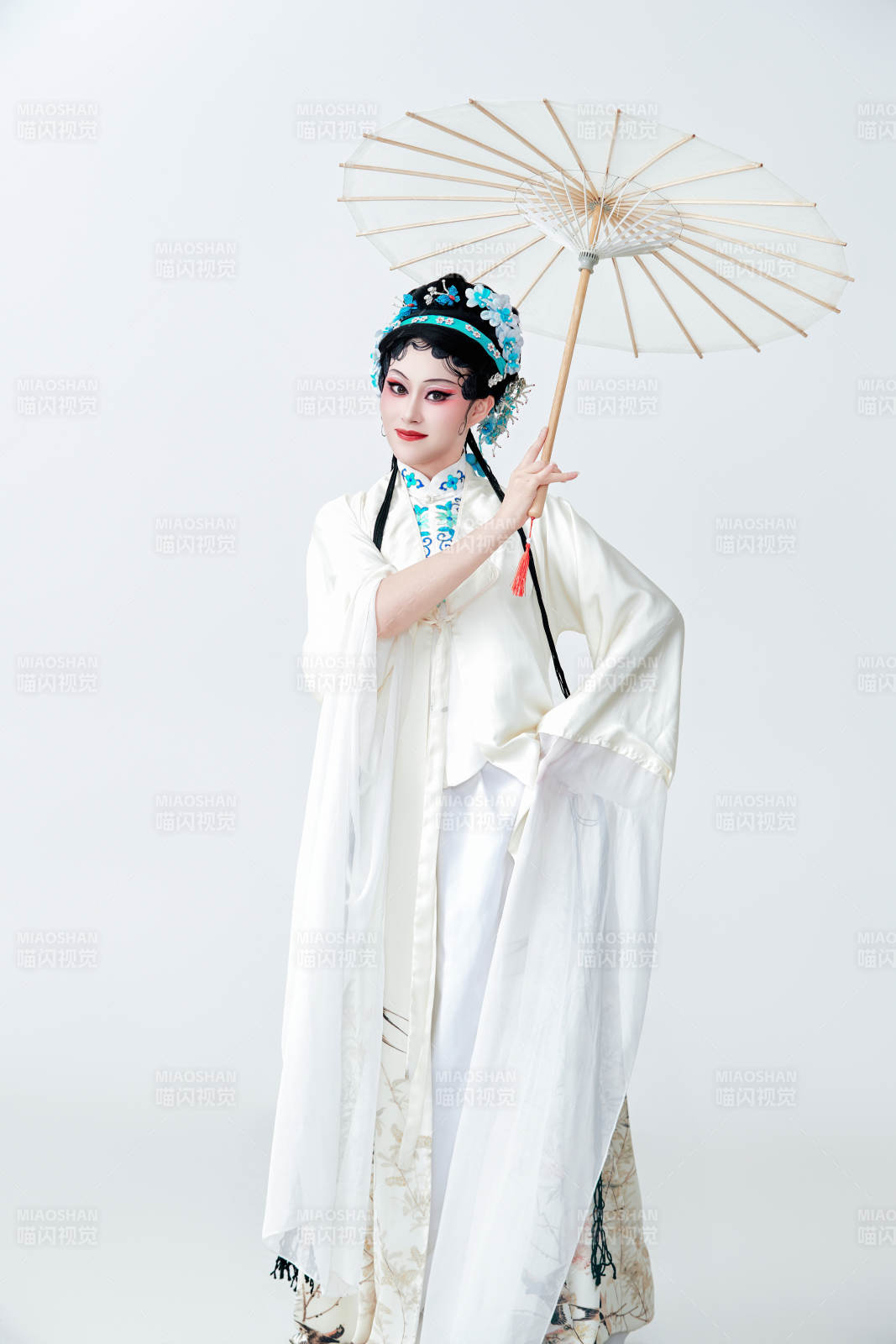 手持油纸伞身穿传统戏曲装扮的亚洲美女