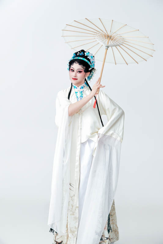 手持油纸伞身穿传统戏曲装扮的亚洲美女