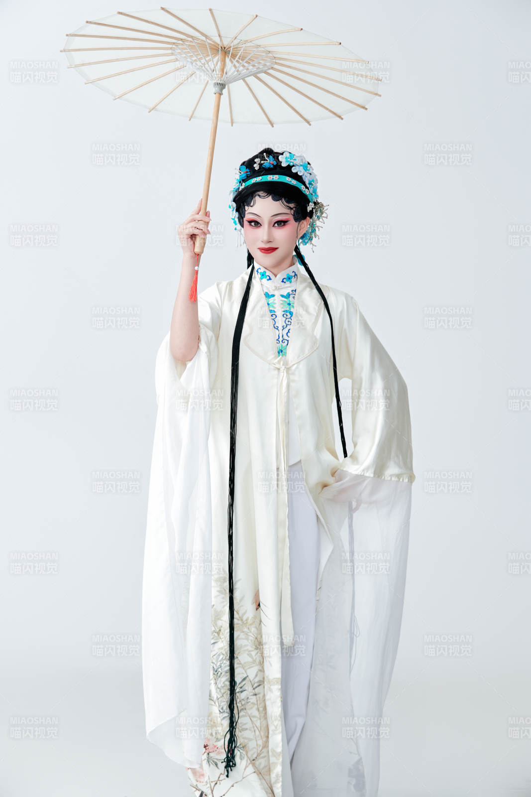 手持油紙傘身穿傳統戲曲裝扮的亞洲美女