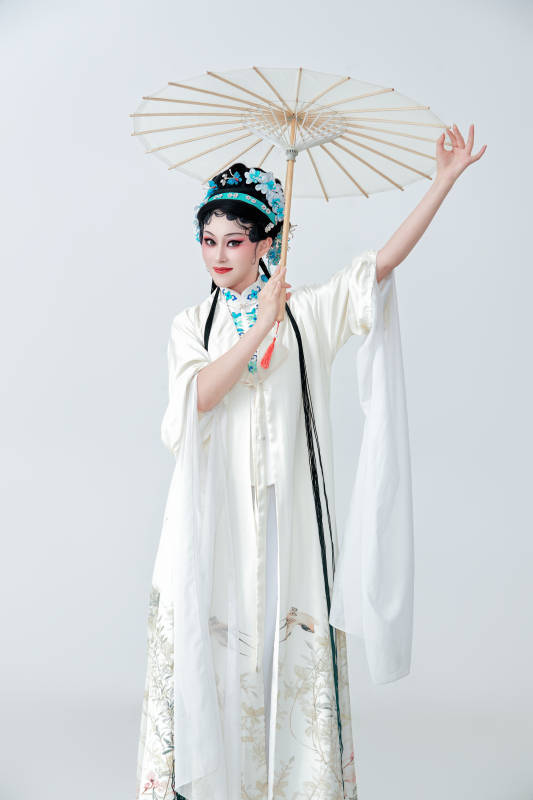 手持油纸伞身穿传统戏曲装扮的亚洲美女