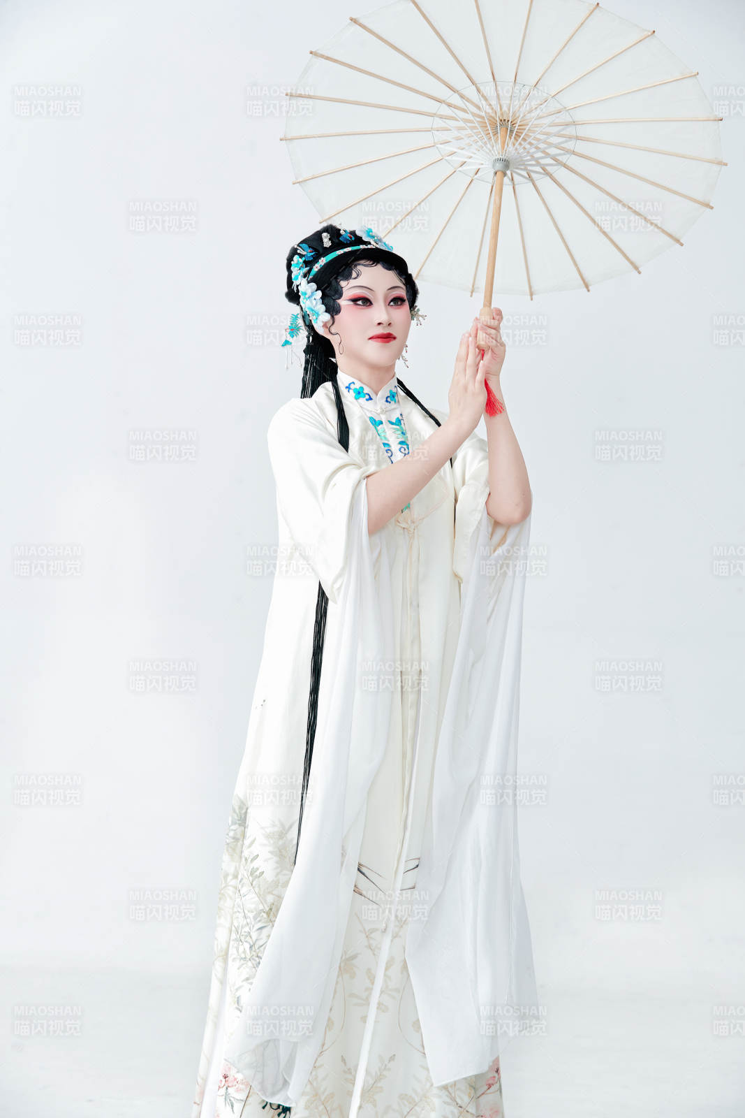 手持油纸伞身穿传统戏曲装扮的亚洲美女