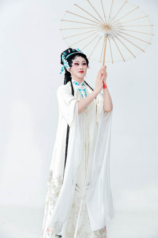 手持油纸伞身穿传统戏曲装扮的亚洲美女