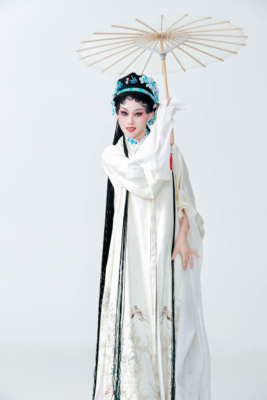手持油纸伞身穿传统戏曲装扮的亚洲美女