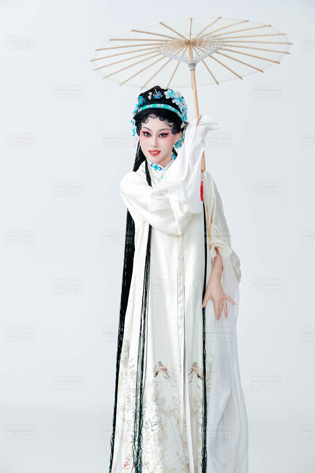 手持油纸伞身穿传统戏曲装扮的亚洲美女