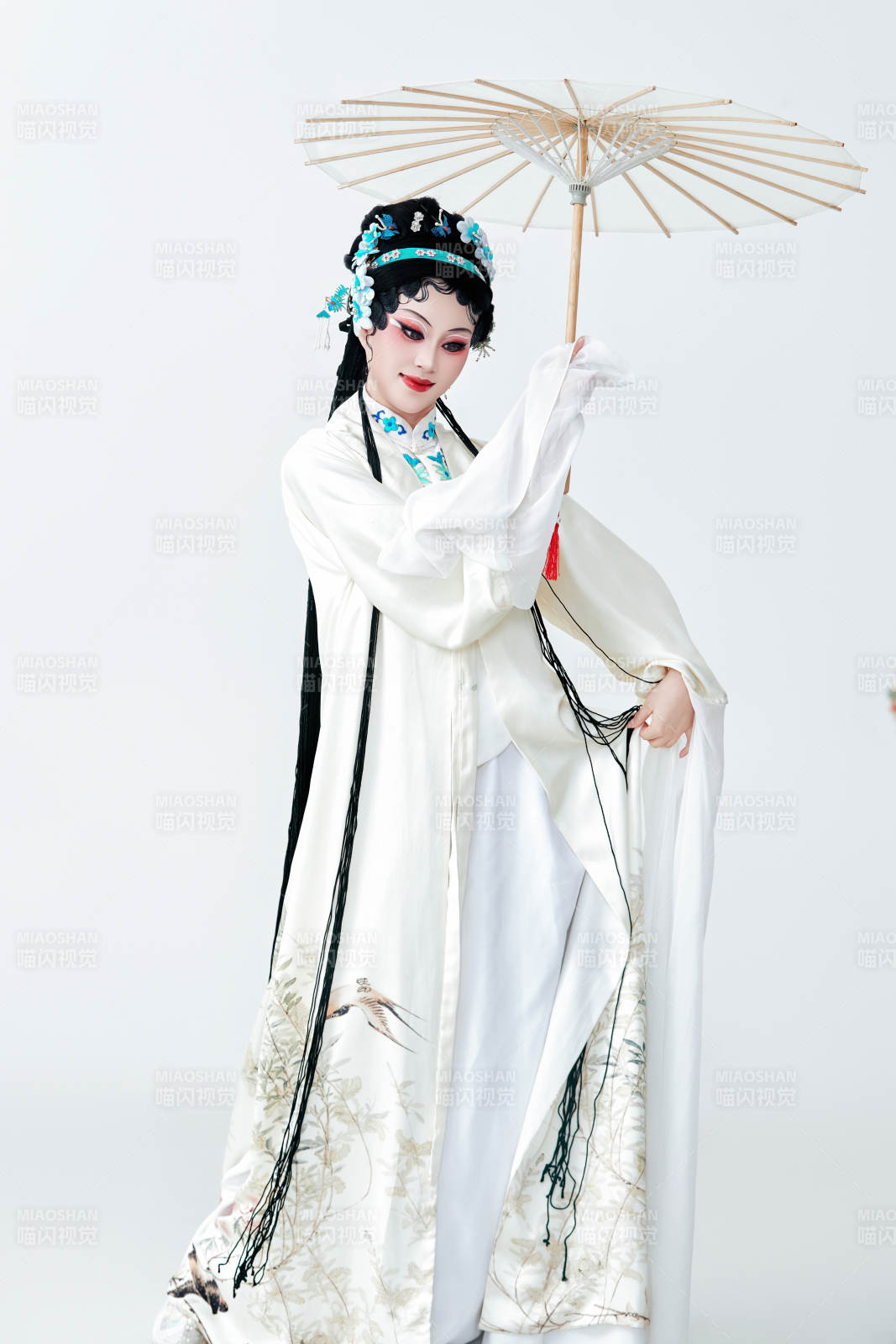 手持油纸伞身穿传统戏曲装扮的亚洲美女