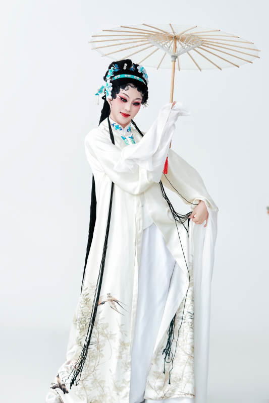 手持油纸伞身穿传统戏曲装扮的亚洲美女