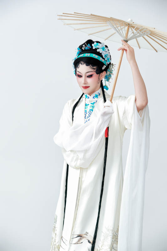 手持油纸伞身穿传统戏曲装扮的亚洲美女