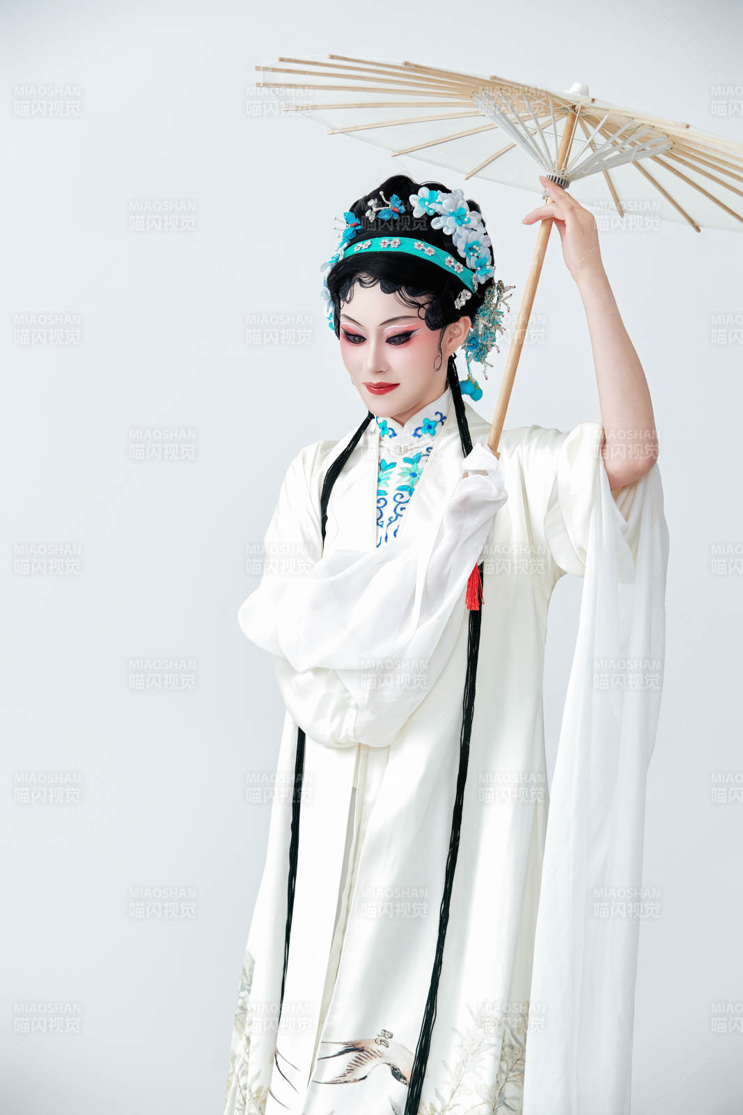 手持油纸伞身穿传统戏曲装扮的亚洲美女