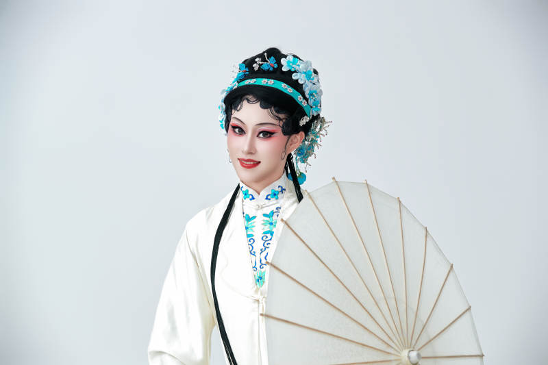 手持油纸伞身穿传统戏曲装扮的亚洲美女