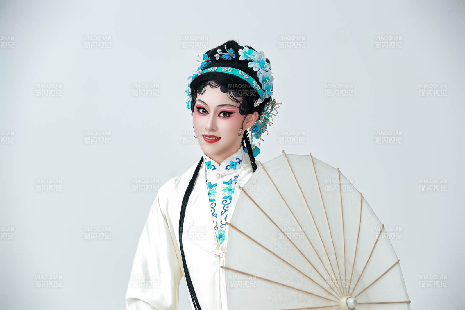 手持油纸伞身穿传统戏曲装扮的亚洲美女