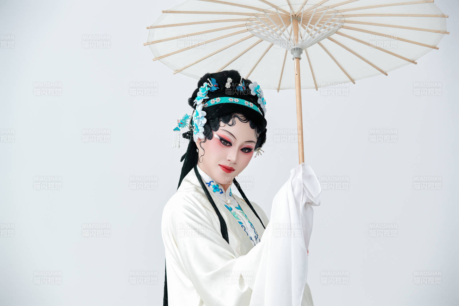 手持油纸伞身穿传统戏曲装扮的亚洲美女