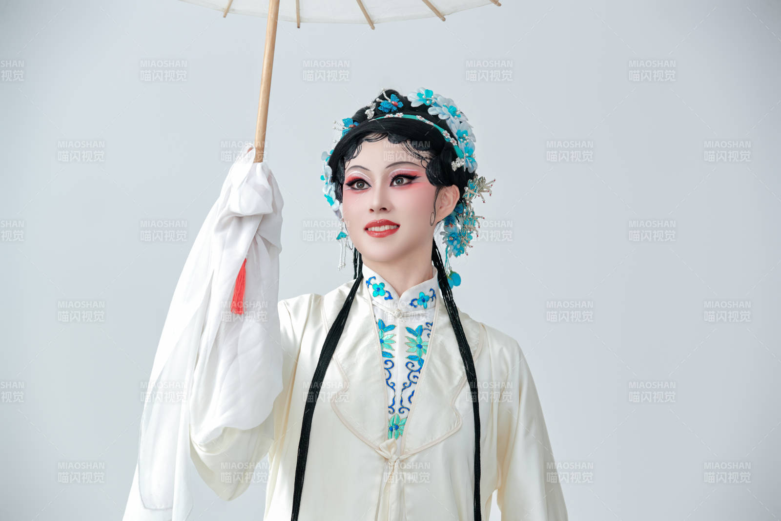 手持油紙傘身穿傳統戲曲裝扮的亞洲美女