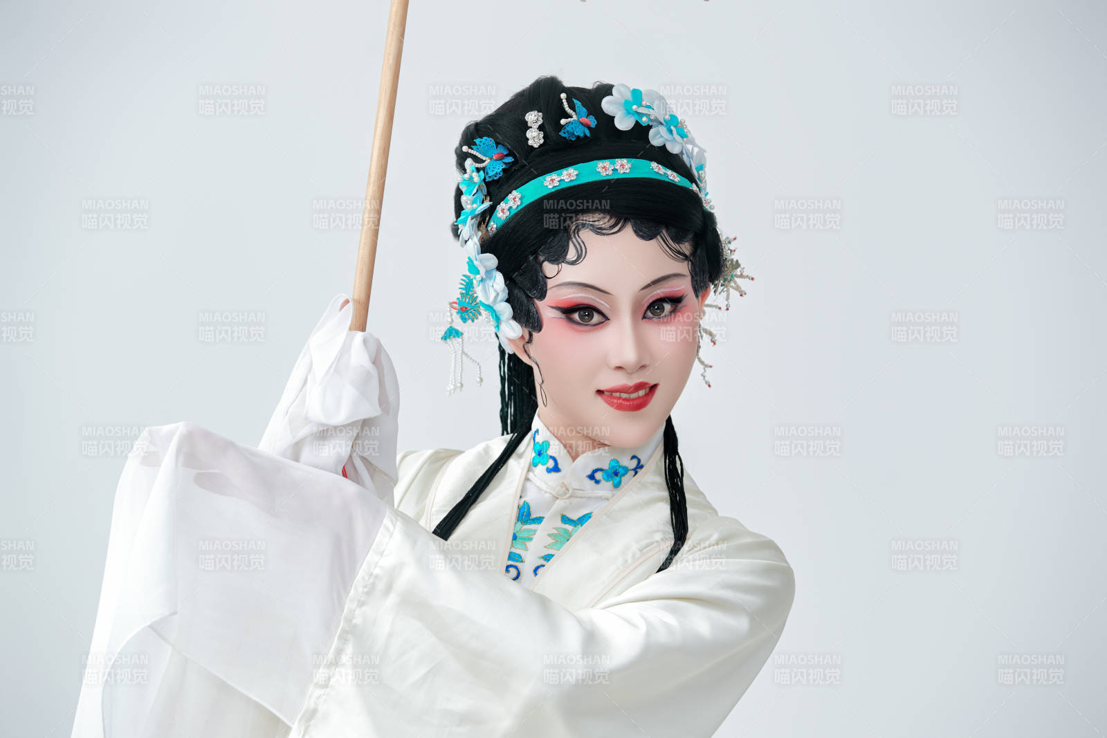 手持油紙傘身穿傳統戲曲裝扮的亞洲美女