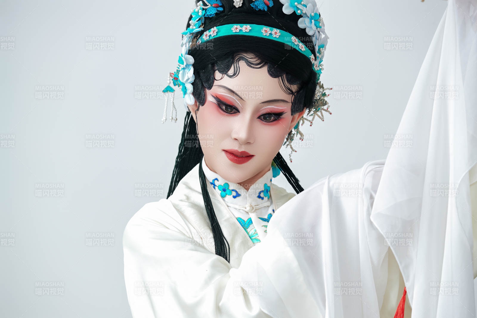 手持油纸伞身穿传统戏曲装扮的亚洲美女