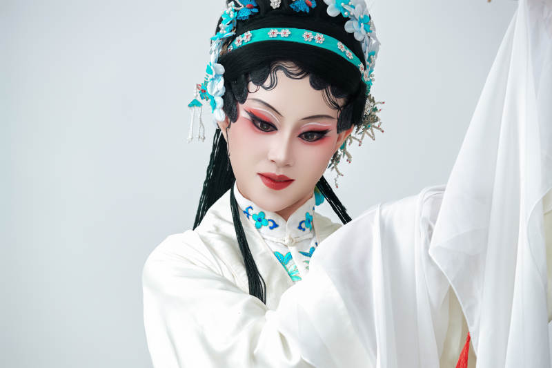 手持油纸伞身穿传统戏曲装扮的亚洲美女