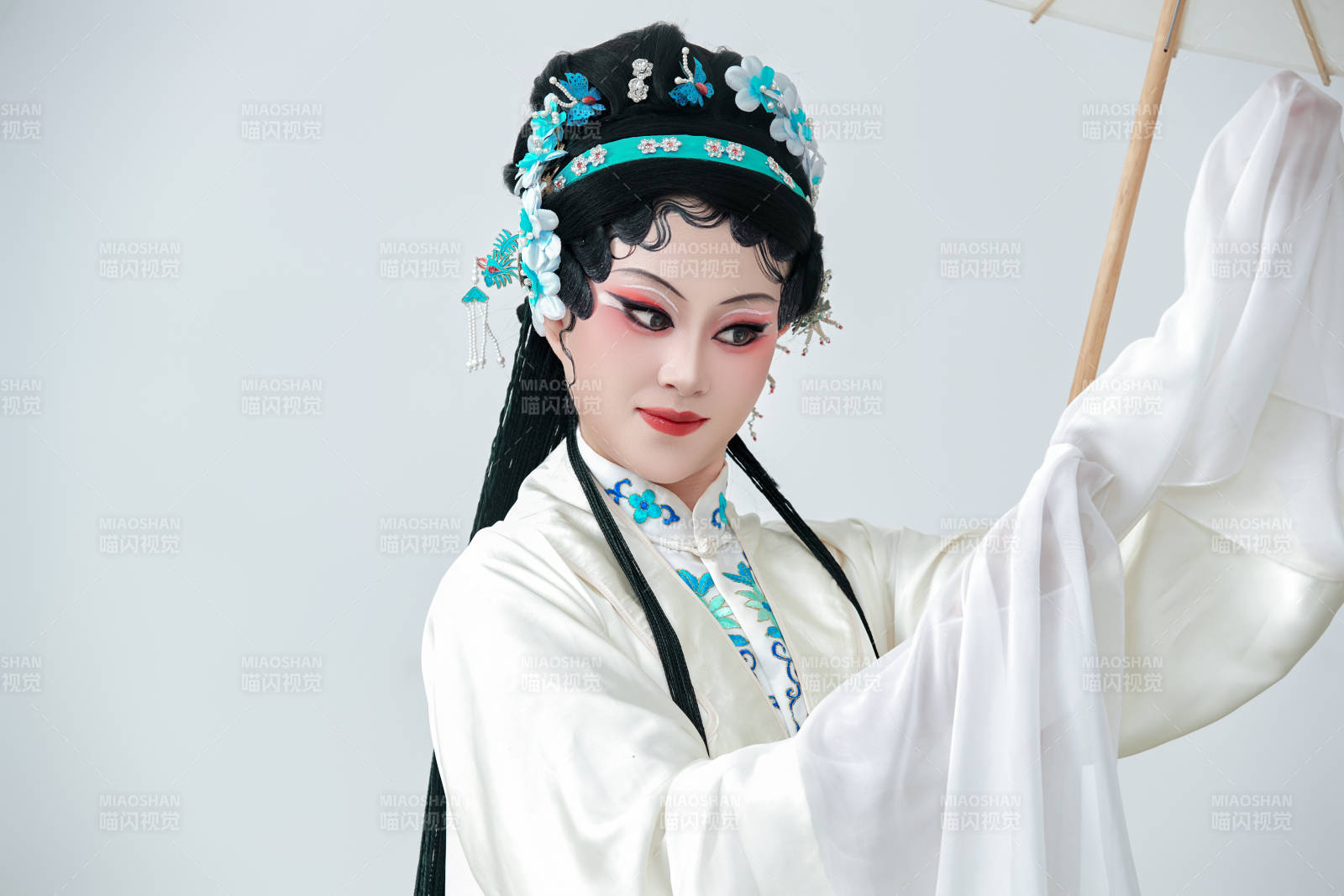 手持油紙傘身穿傳統戲曲裝扮的亞洲美女