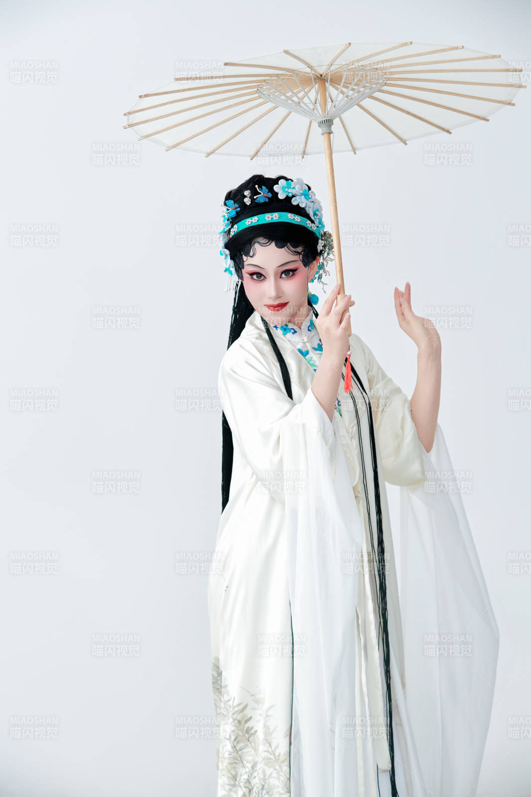 手持油紙傘身穿傳統戲曲裝扮的亞洲美女