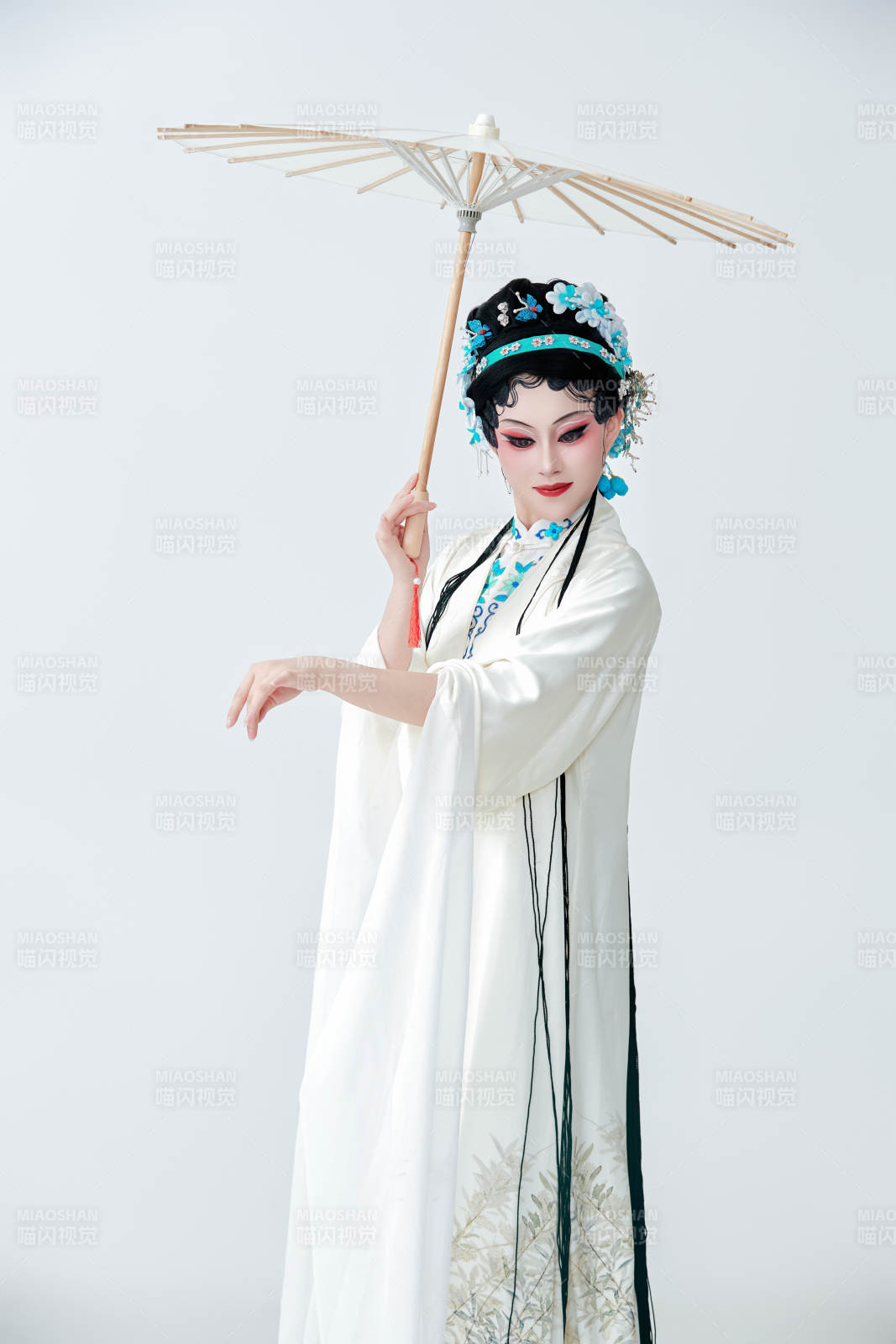 手持油紙傘身穿傳統戲曲裝扮的亞洲美女