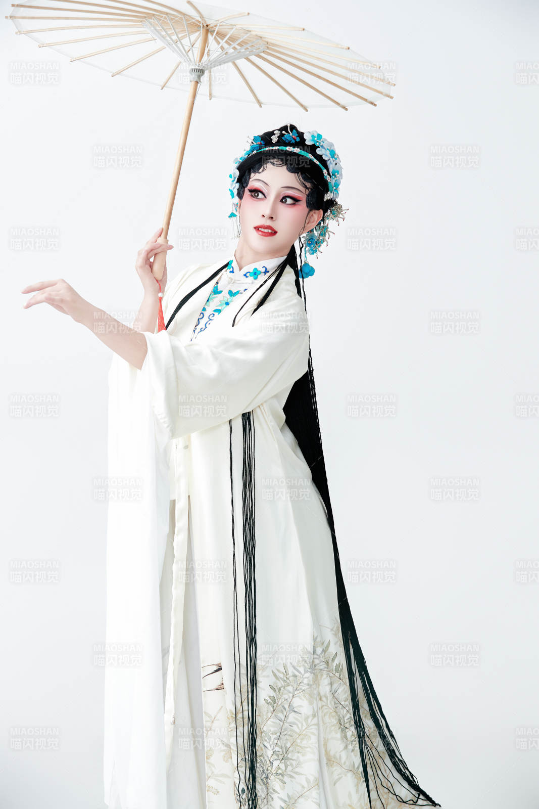 手持油紙傘身穿傳統戲曲裝扮的亞洲美女