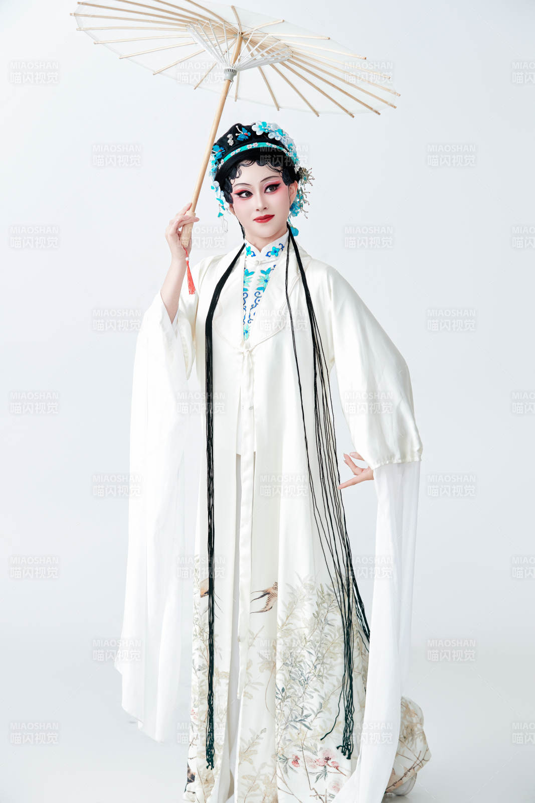 手持油紙傘身穿傳統(tǒng)戲曲裝扮的亞洲美女
