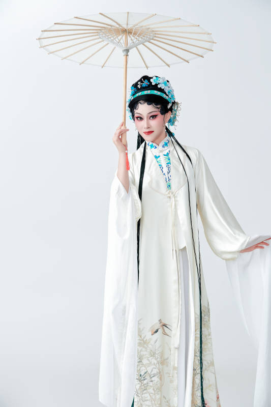 手持油纸伞身穿传统戏曲装扮的亚洲美女
