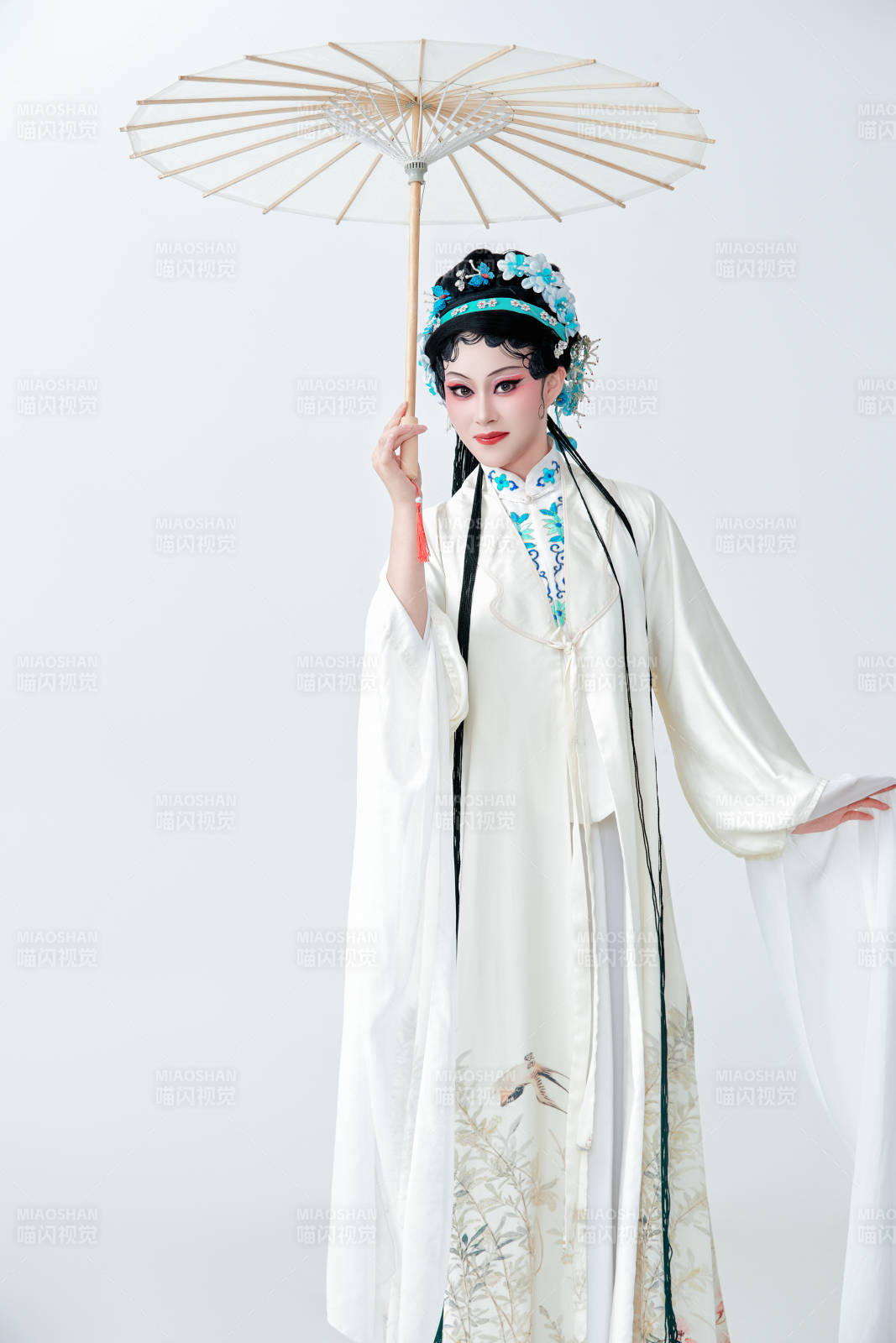 手持油纸伞身穿传统戏曲装扮的亚洲美女